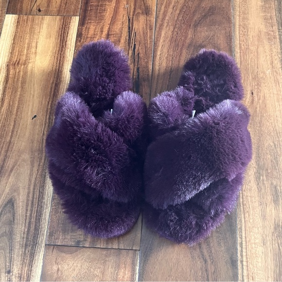Lauren Conrad Plush Fuzzy Slippers - Picture 1 of 4